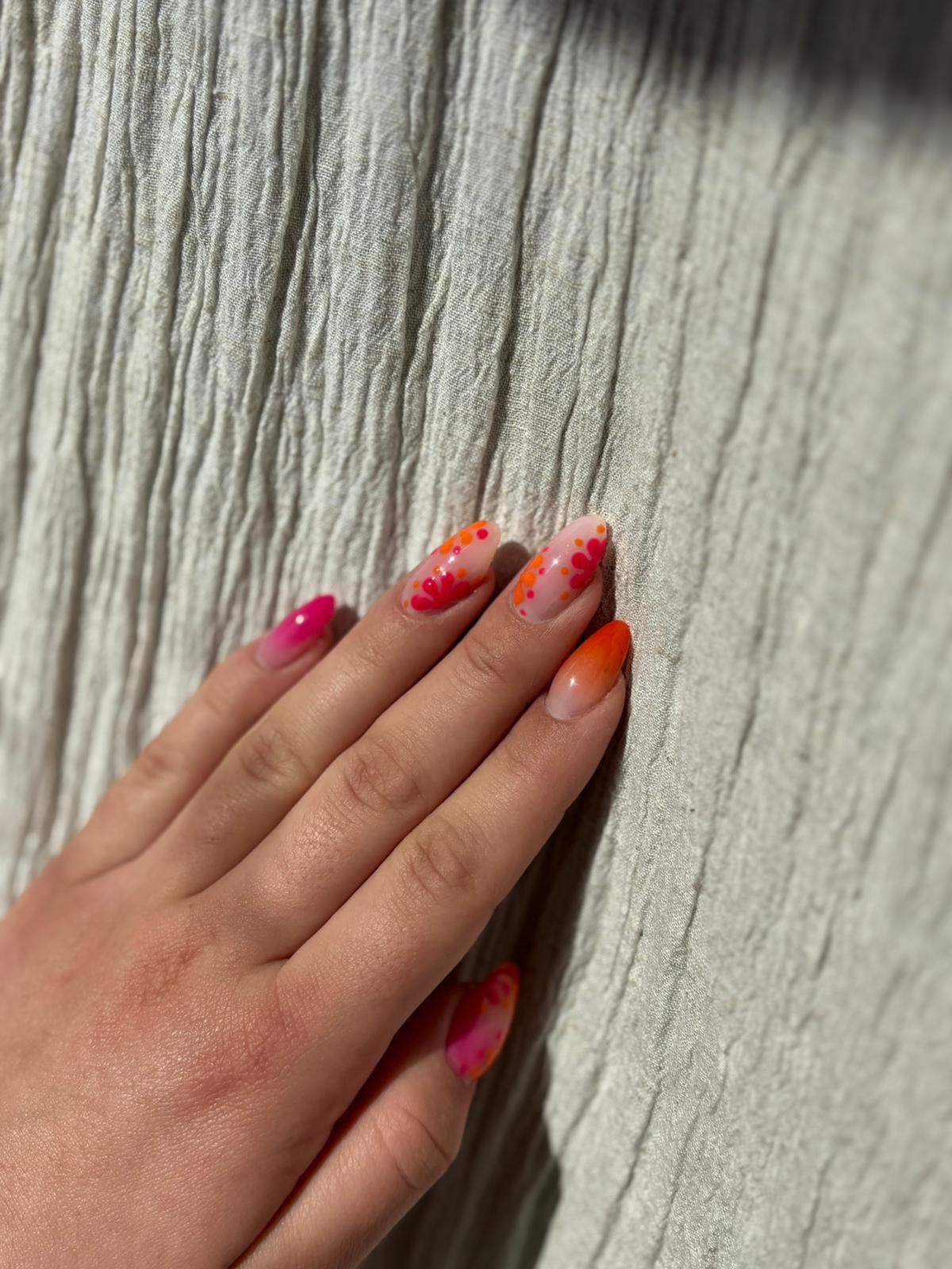 Nail art coloré réalisé chez Noeva